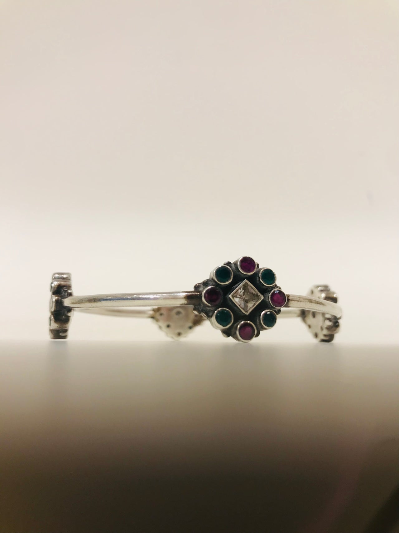 Cutstone Silver Bangle