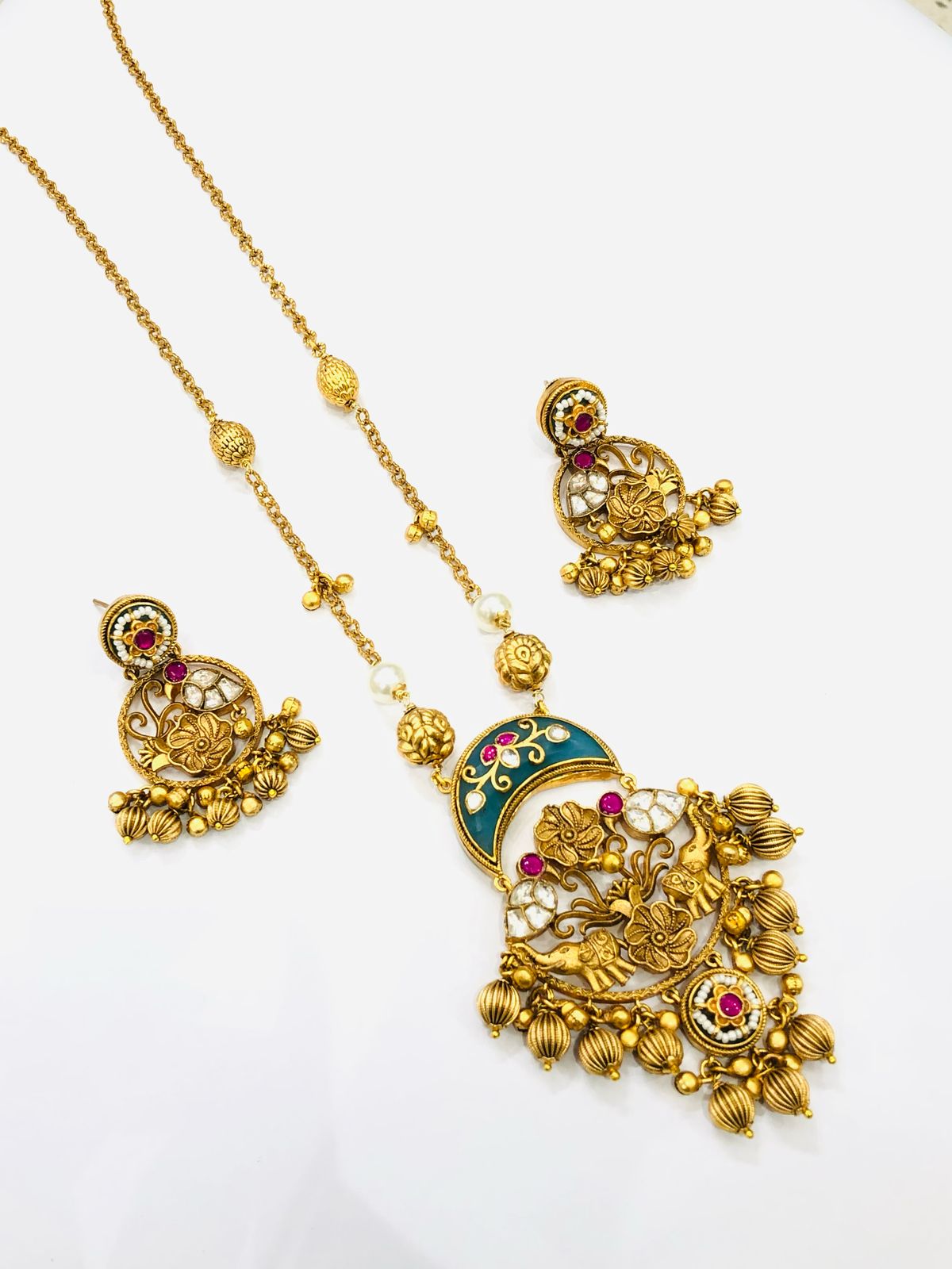 Veerani Vibes Pendant Set