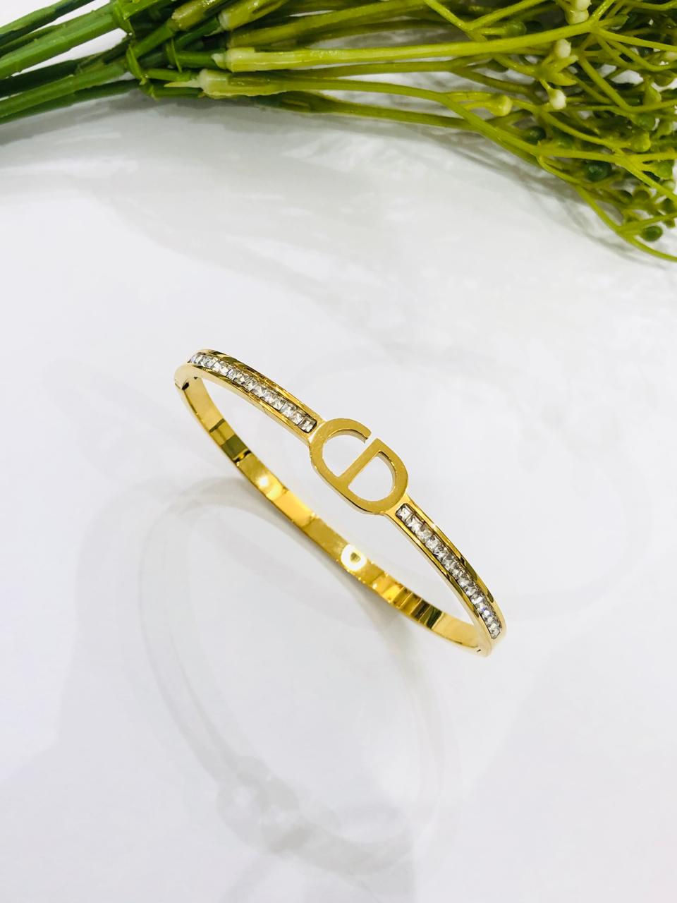 CD Sleek Golden Bracelet