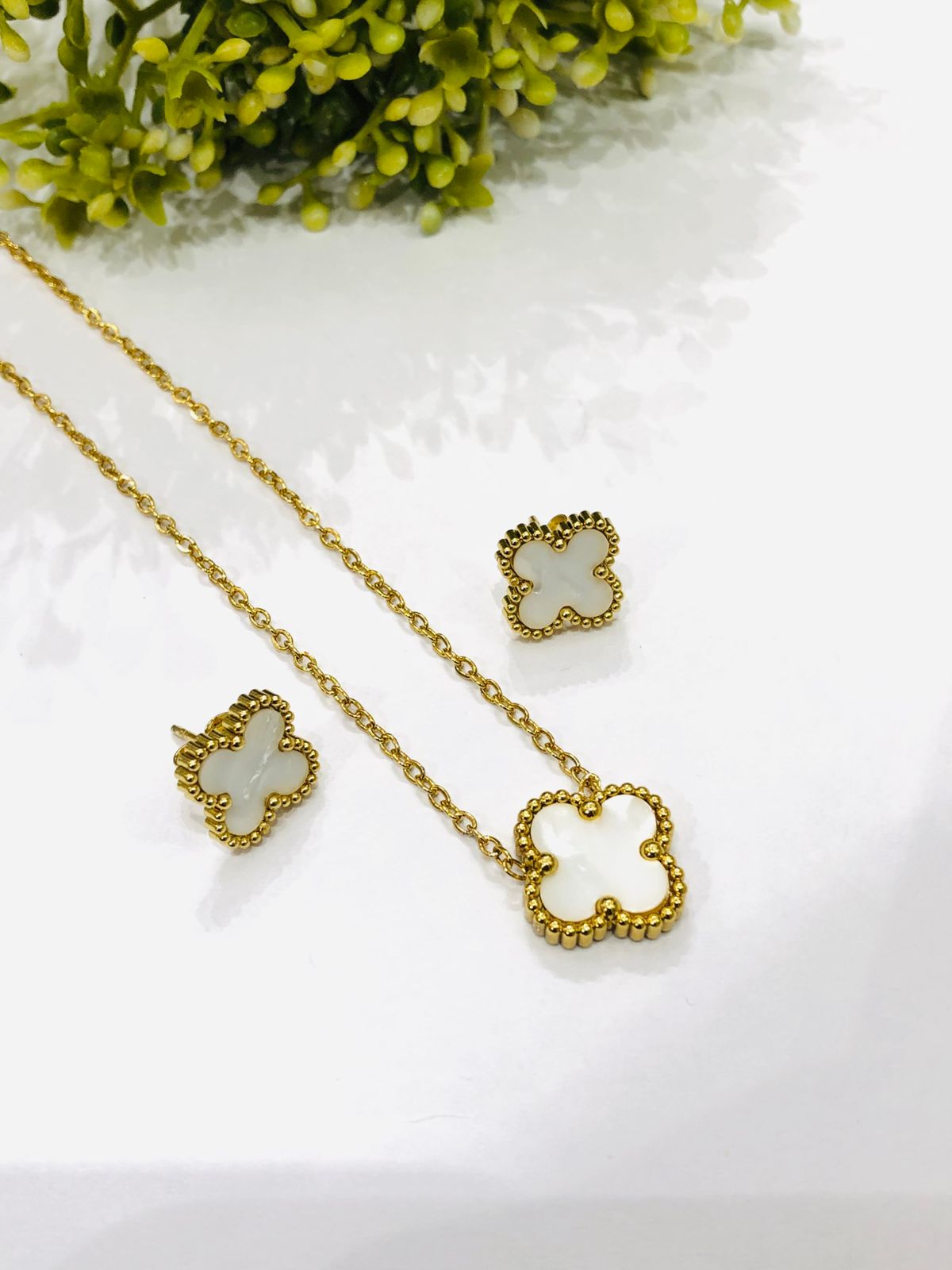 White Flower Pendant Set