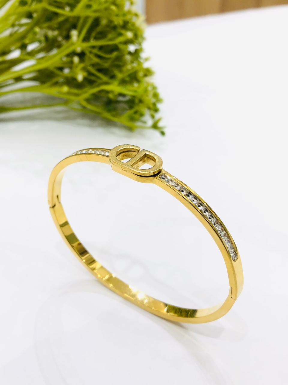 CD Sleek Golden Bracelet