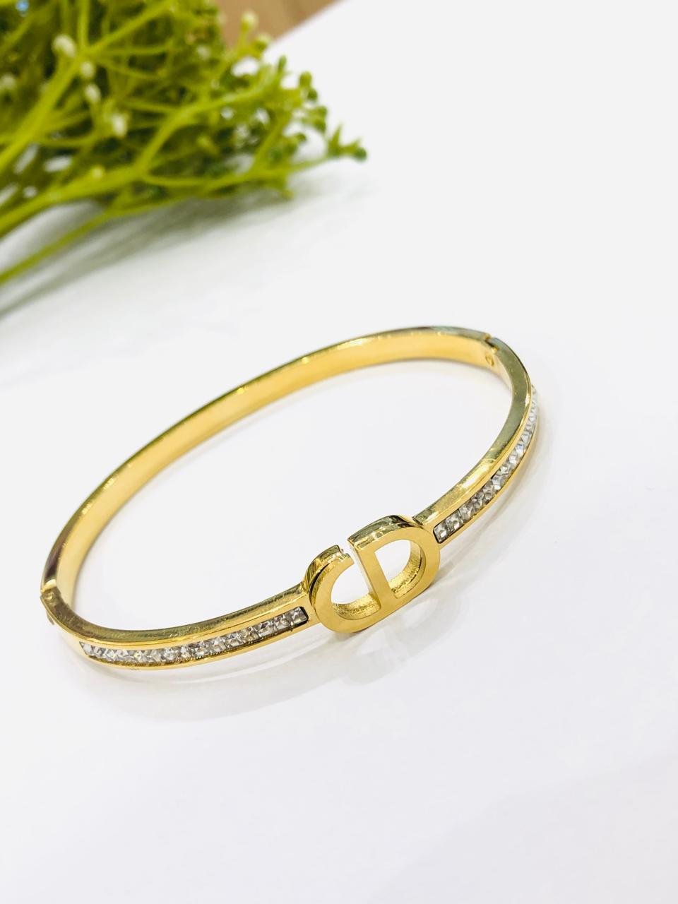 CD Sleek Golden Bracelet