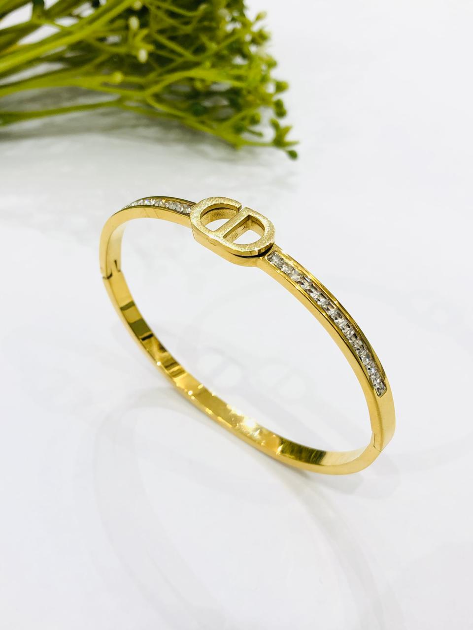 CD Sleek Golden Bracelet