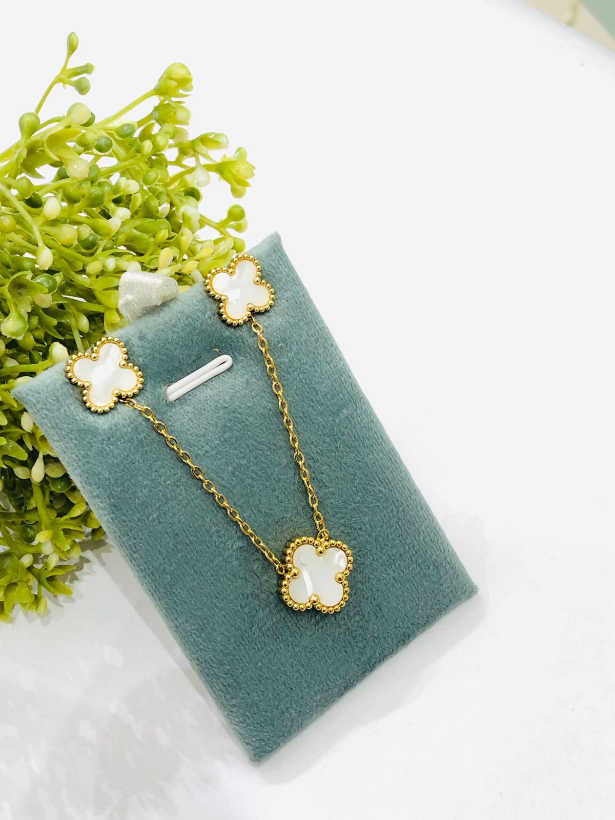 White Flower Pendant Set