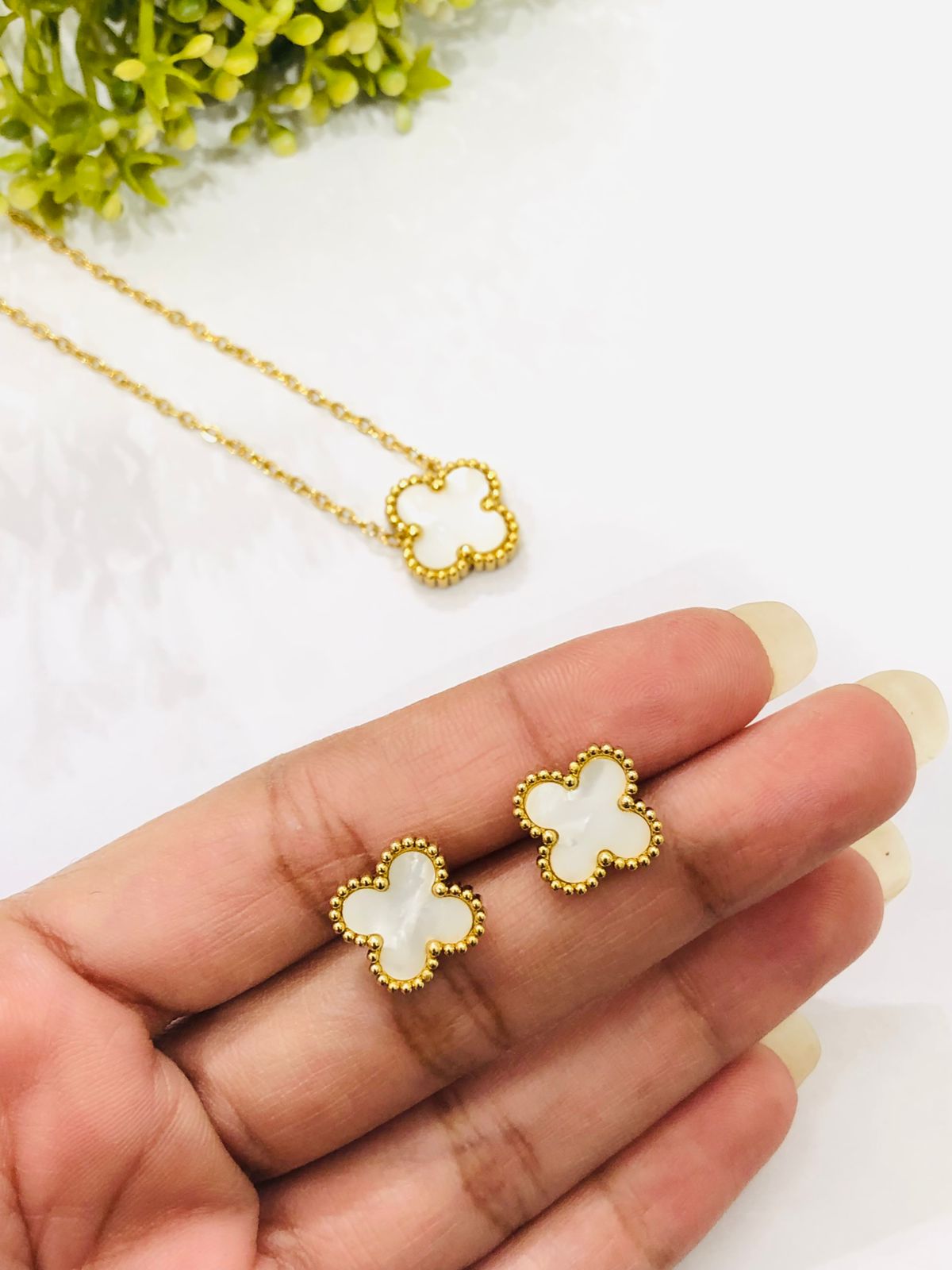White Flower Pendant Set