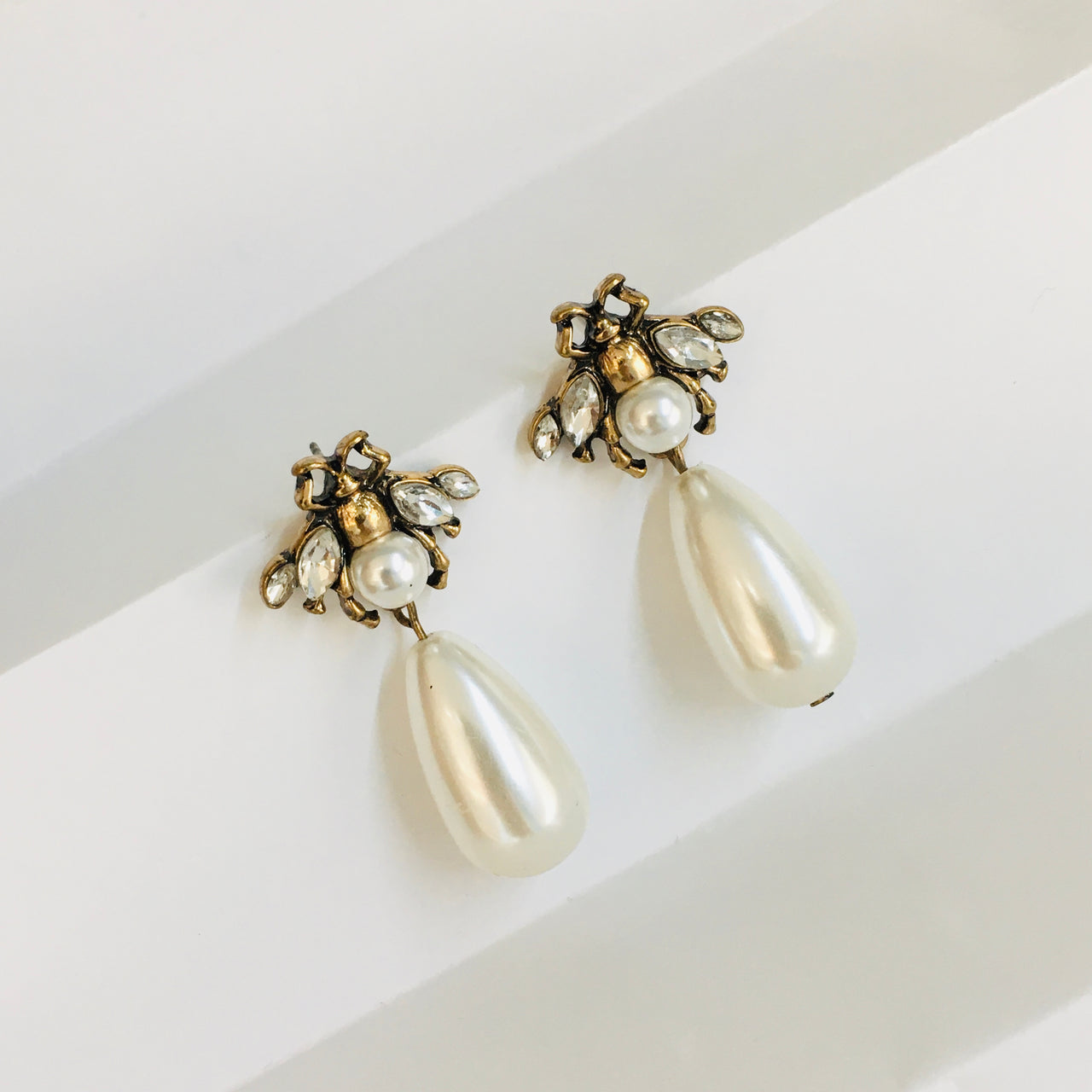 Bee Designed Pearl Earrings – Zayn