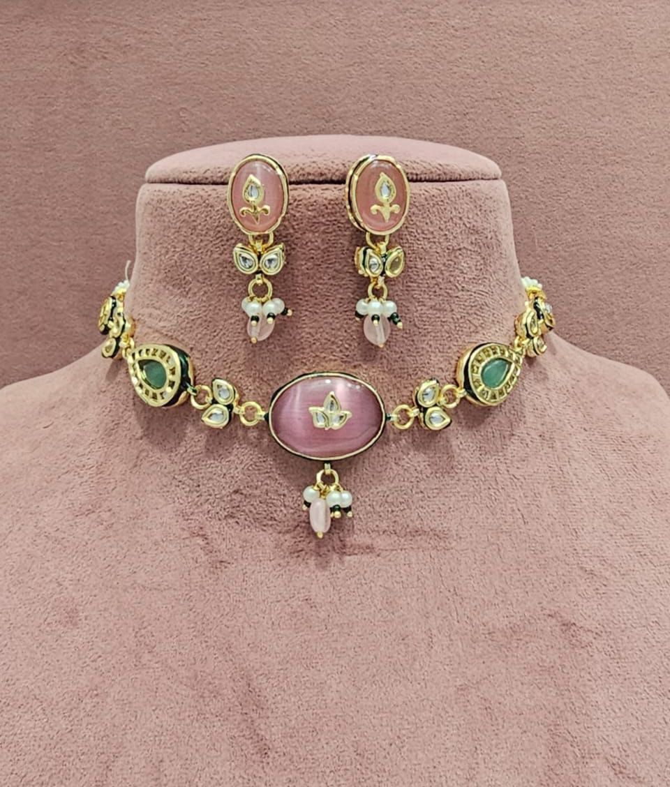 Graceful Kundan Necklace Set