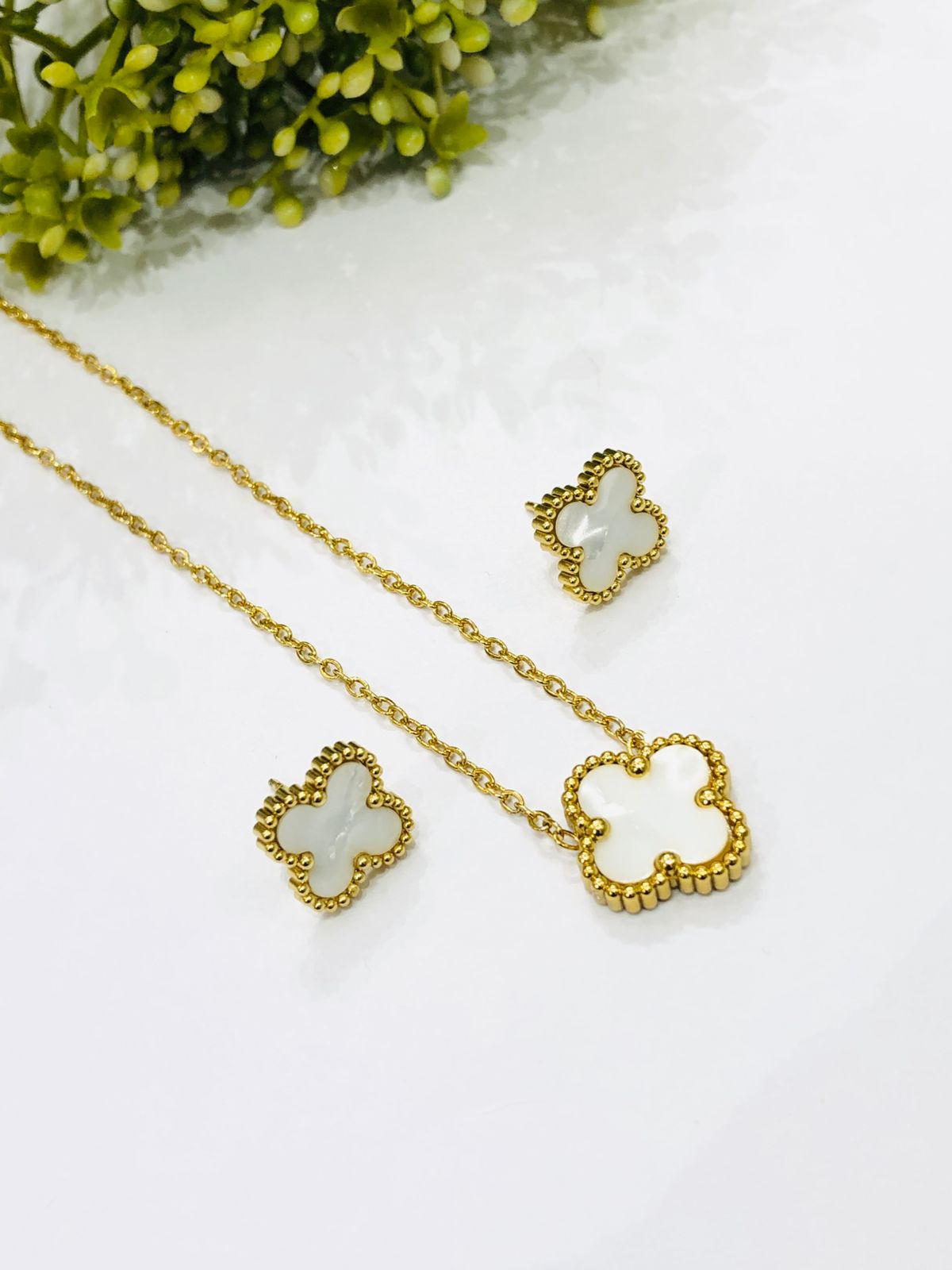 White Flower Pendant Set