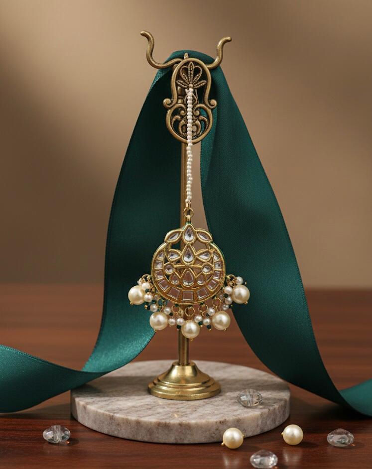 Chand Kundan Pearl Mang Tika