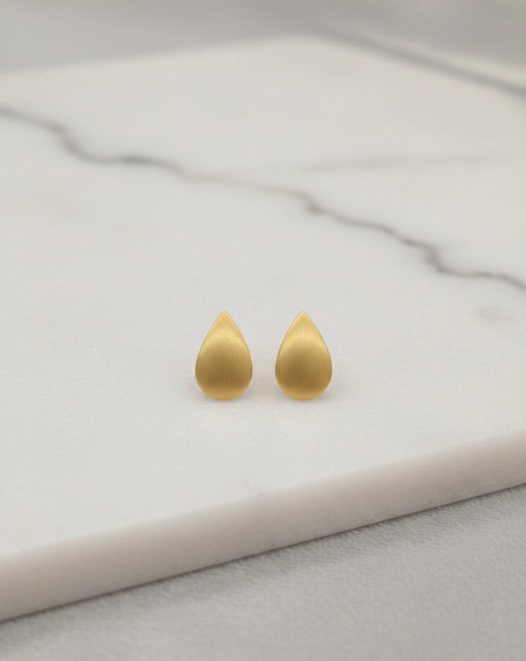 Minimal Drop Golden Earrings